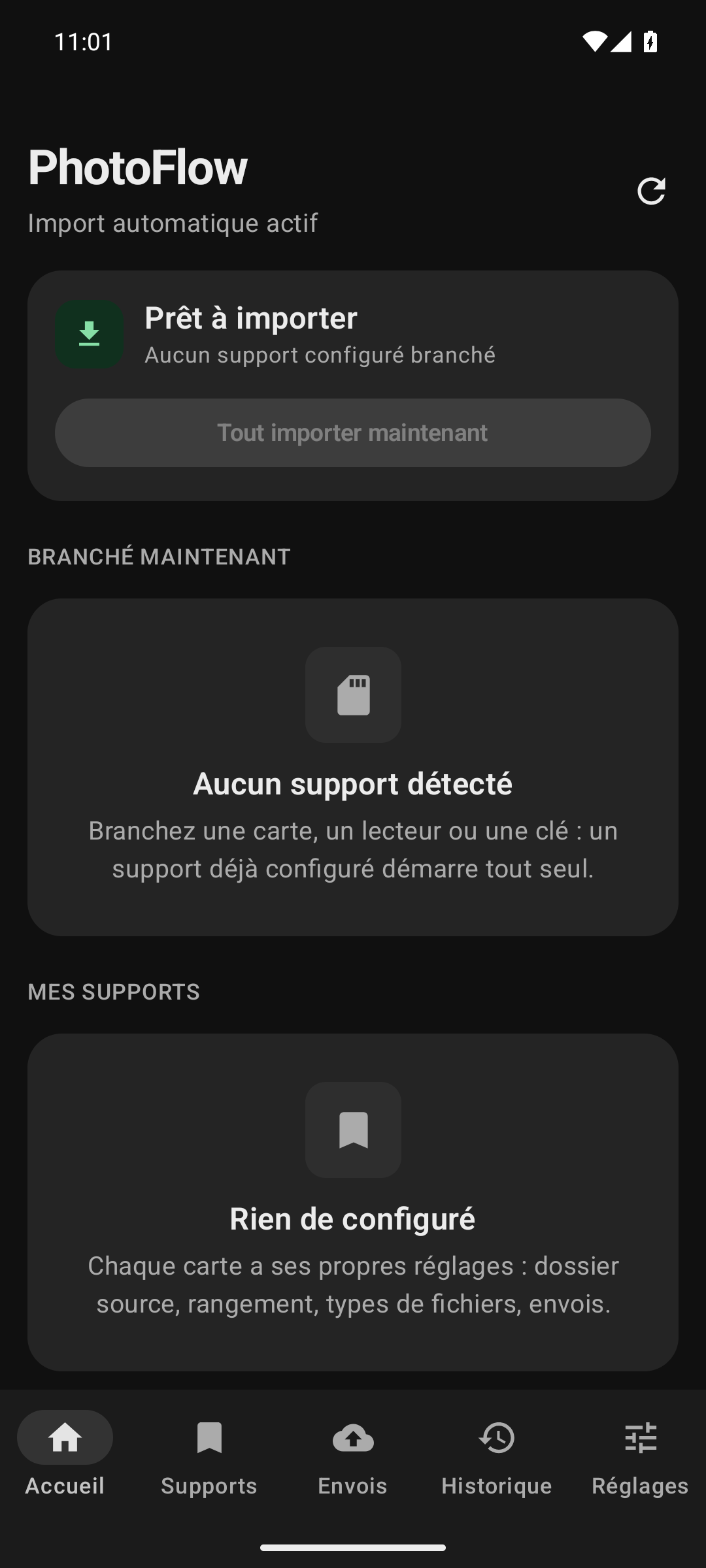 Écran d'accueil de PhotoFlow montrant l'état « Prêt à importer » et la liste des supports configurés, en thème sombre.