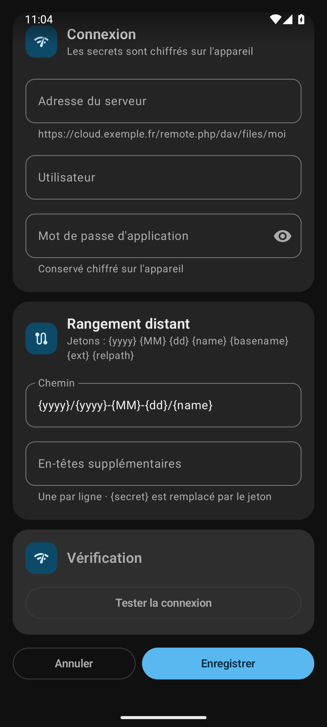 Écran de configuration d'une plateforme WebDAV dans PhotoFlow, avec le mot de passe masqué et la mention « conservé chiffré sur l'appareil ».